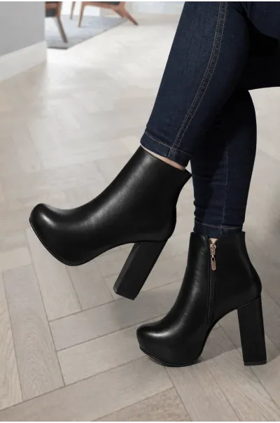 Botines Andrea Cuero Negro